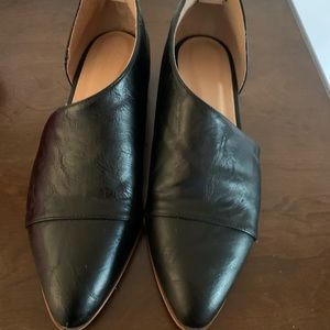 Woman black flat shoe